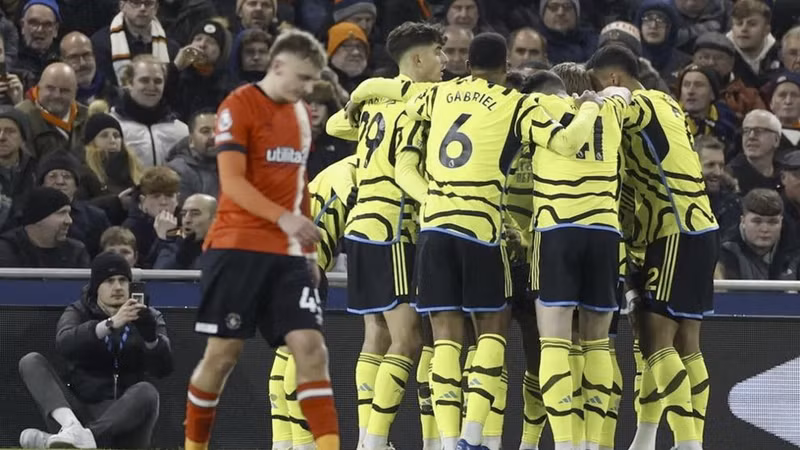 Arsenal xây chắc ngôi đầu nhờ bàn thắng phút 97 