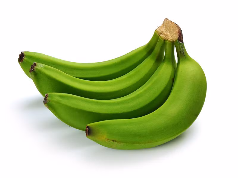 Chuối xanh có khả năng cải thiện độ nhạy của insulin sẽ giúp giảm huyết áp, hỗ trợ lưu thông máu, phòng ngừa đột quỵ. Top thực phẩm dễ mua ngăn ngừa đột quỵ hiệu quả