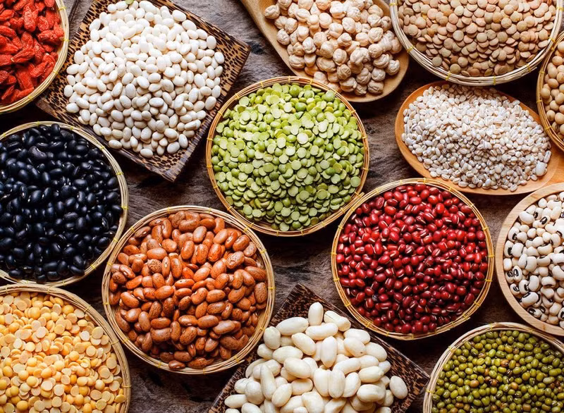 Đậu đen, đậu Hà Lan,… là nguồn cung cấp protein và chất xơ dồi dào nên làm giảm nguy cơ xơ vữa động mạch và kiểm soát đột quỵ. Top thực phẩm dễ mua ngăn ngừa đột quỵ hiệu quả