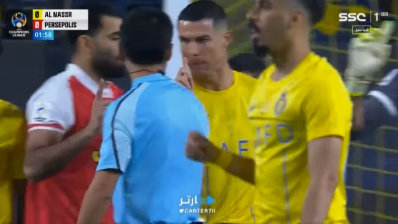 Từ chối hưởng quả phạt 11m, Ronaldo nhận 'mưa' lời khen 