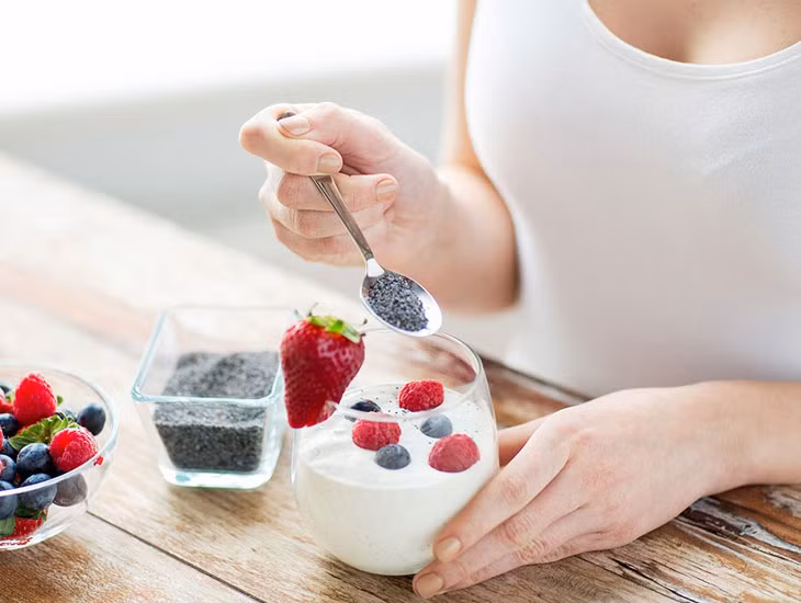 Hạt chia là một siêu thực phẩm bởi chứa một lượng lớn protein và chất xơ. Loạt thực phẩm ăn không lo tăng cân, giúp chị em giữ được vóc dáng