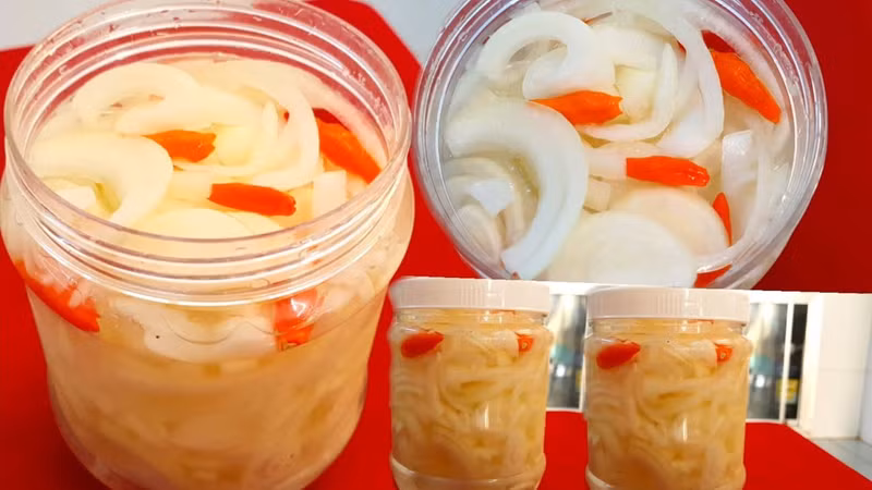 Hành tây ngâm giấm có khả năng chống oxy hóa mạnh, cải thiện lưu lượng máu, ngăn ngừa lão hóa mạch máu và không làm tăng cân. Loạt thực phẩm ăn không lo tăng cân, giúp chị em giữ được vóc dáng