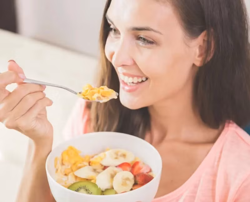 Yến mạch là loại ngũ cốc nguyên hạt, hàm lượng chất xơ cao và giàu chất dinh dưỡng chị em ăn không lo bị tăng cân. Loạt thực phẩm ăn không lo tăng cân, giúp chị em giữ được vóc dáng