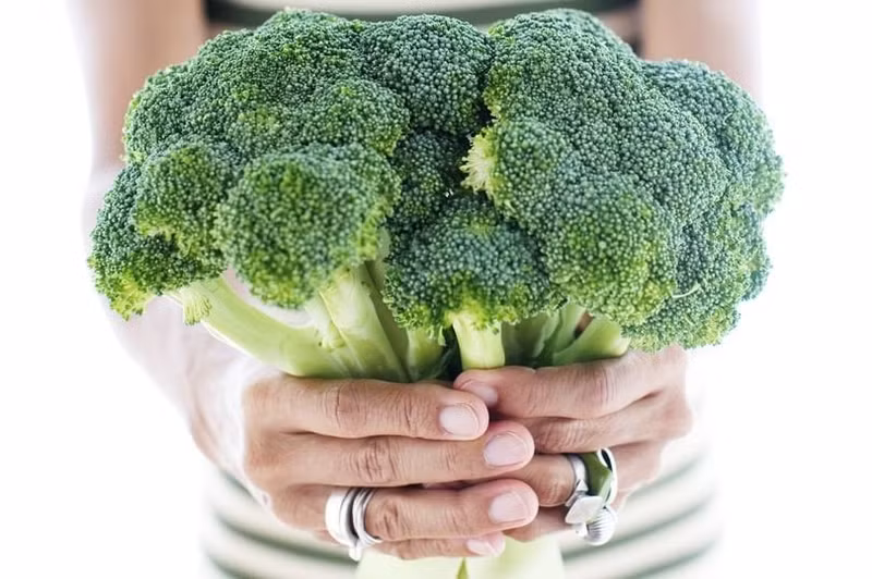 Các nghiên cứu đã cho thấy thực phẩm giàu xơ như bông cải xanh sẽ bảo vệ da khỏi ung thư và ức chế sự phát triển của các tế bào xấu. Top thực phẩm tự nhiên chống nắng cho làn da vào ngày chói chang