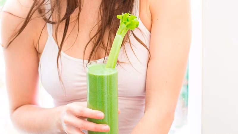 Trong cần tây rất giàu Apigenin một hợp có khả năng chống lại sự hình thành khối u ung thư vú. Thực phẩm hỗ trợ ngăn ngừa ung thư vú bán nhiều ở chợ Việt