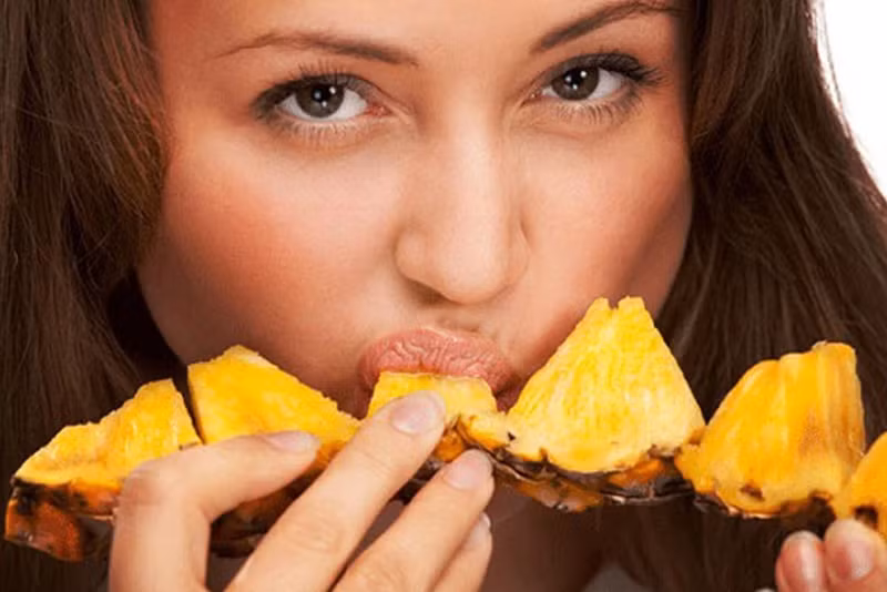 Trong quả dứa có chứa bromelain, một loại enzym tiêu hóa giúp phá vỡ các protein trong dạ dày gây đầy hơi. Ăn gì để hết cảm giác chướng bụng, đầy hơi?