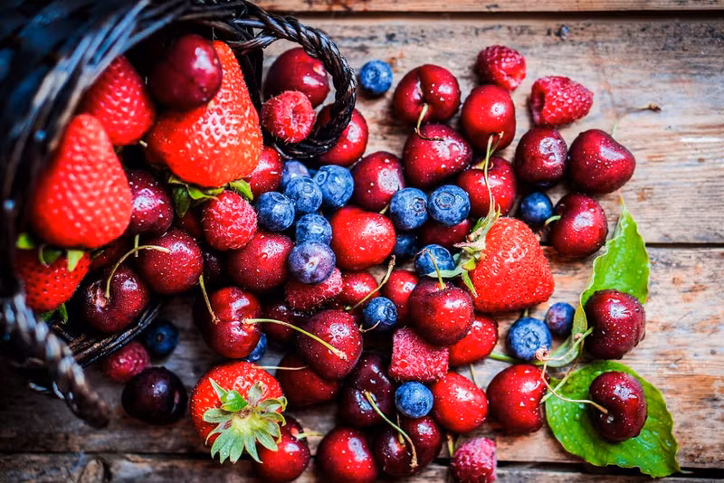 Quả mọng là nguồn thực phẩm giàu flavonoid và anthocyanin sẽ làm giảm nguy cơ mắc bệnh ung thư vú. Thực phẩm hỗ trợ ngăn ngừa ung thư vú bán nhiều ở chợ Việt