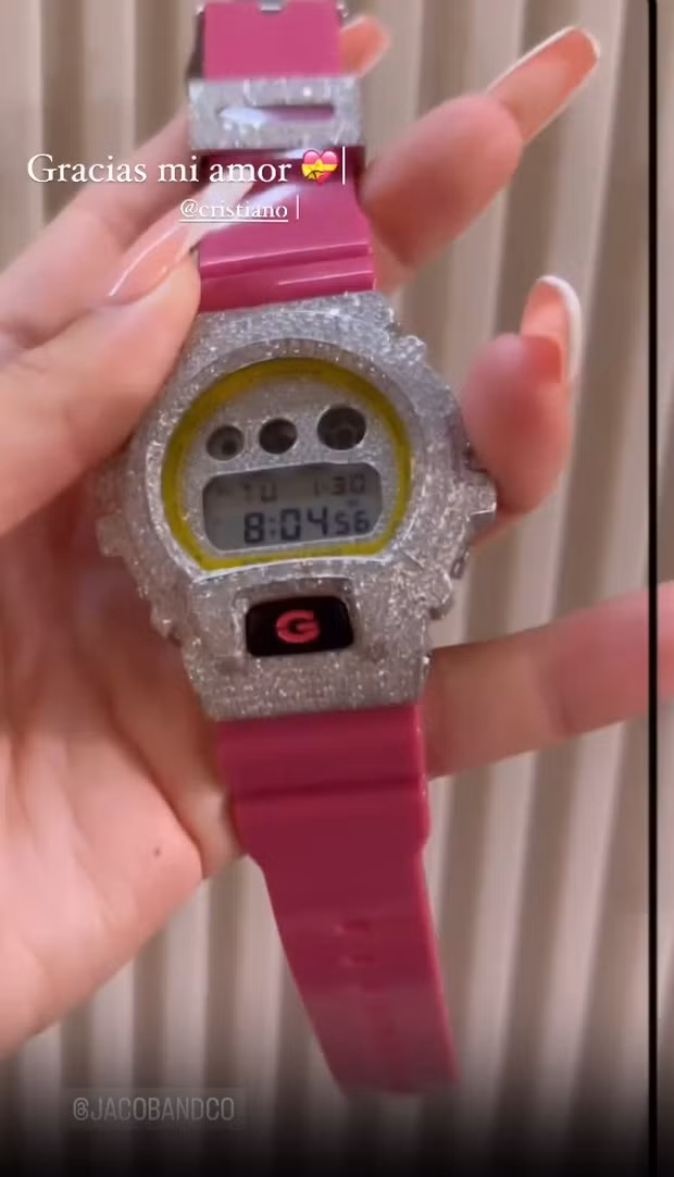 Ronaldo đón sinh nhật 39 tuổi lãng mạn bên bạn gái xinh đẹp