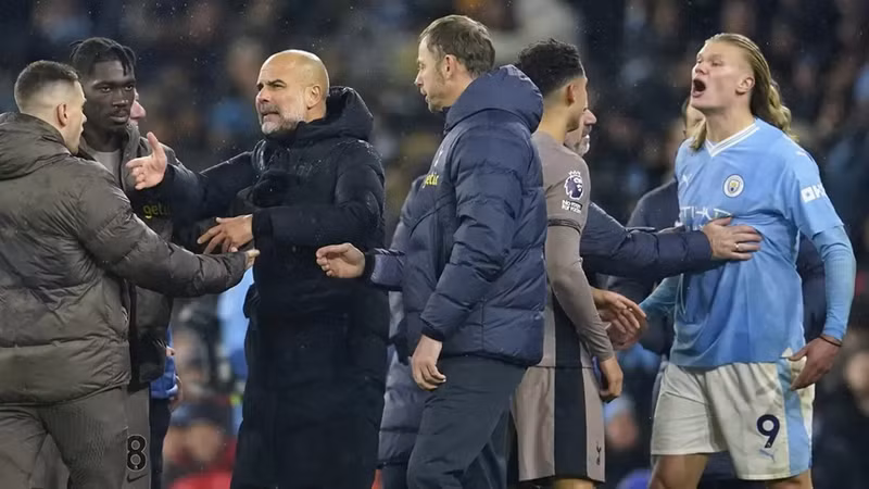 Kịch tính cuộc đua ngôi vương tại Ngoại hạng Anh 