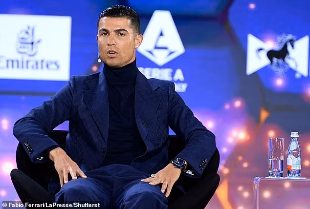 Bạn gái Ronaldo 'chiếm sóng' tại lễ trao giải Globe Soccer Awards