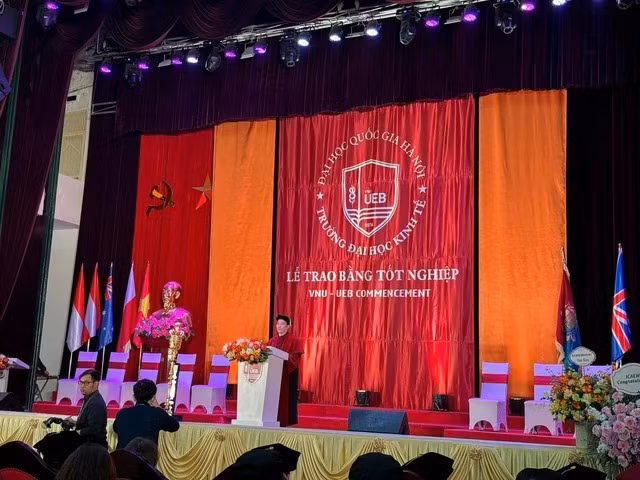 Hoa khôi bóng chuyền Kim Huệ lấy bằng Thạc sĩ ở tuổi 42