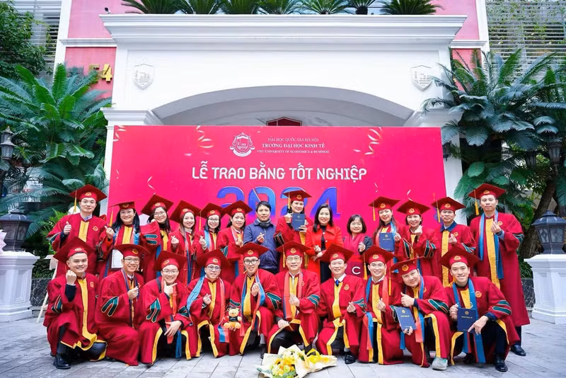 Hoa khôi bóng chuyền Kim Huệ lấy bằng Thạc sĩ ở tuổi 42