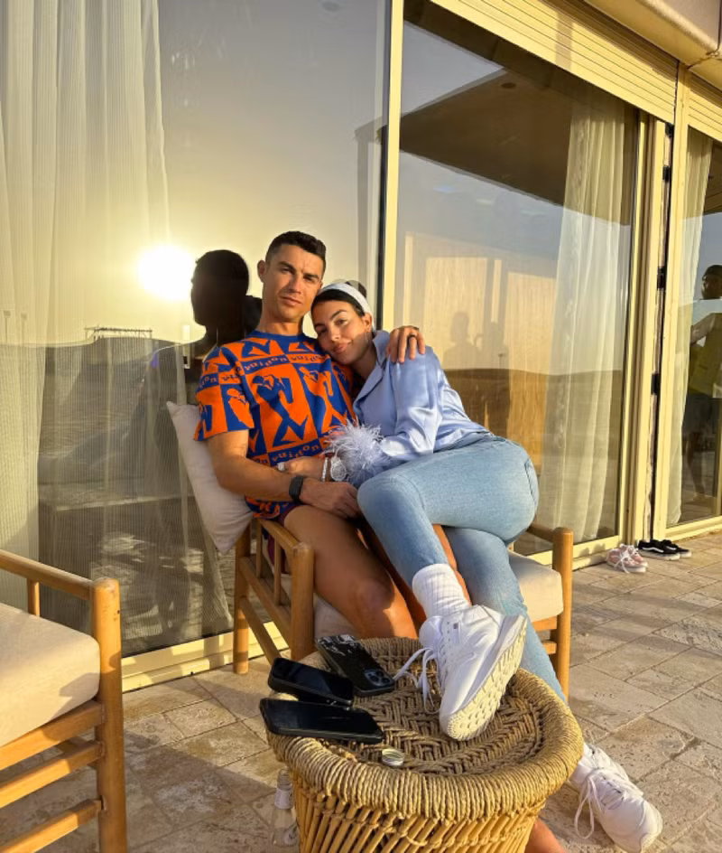 Chụp ảnh ôm fan nữ, Ronaldo đối diện án phạt không ngờ