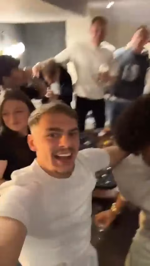 Sớm trở lại Ngoại hạng Anh, Leicester City ăn mừng cuồng nhiệt 