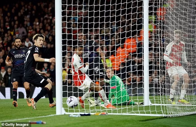 ‘Nhân tố lạ’ giúp Arsenal chiếm ngôi đầu Ngoại hạng Anh 