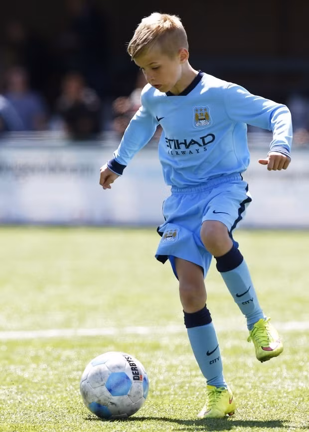 Hai tài năng trẻ sinh đôi vừa ký hợp đồng với Man United là ai?