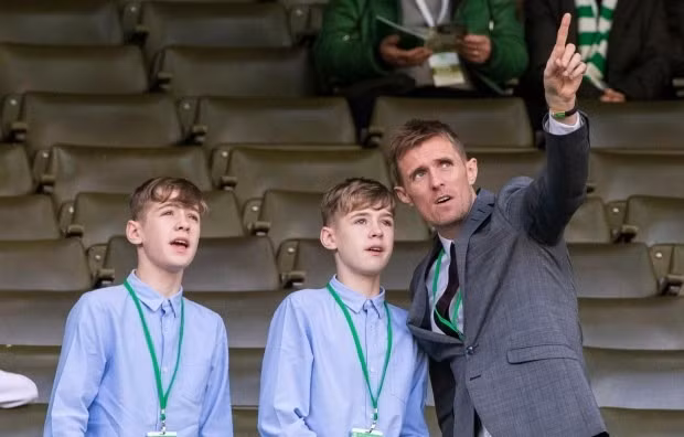 Hai tài năng trẻ sinh đôi vừa ký hợp đồng với Man United là ai?