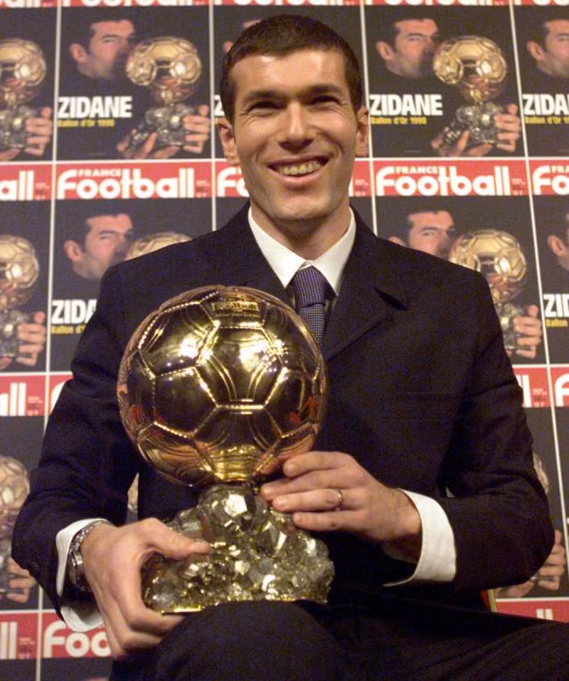 </strong> <strong> Zinedine Zidane (Pháp):</strong> Từng giành Quả bóng Vàng năm 1998, đang sở hữu khối tài sản 52 triệu bảng Anh.<br/> <strong> Chủ nhân Quả bóng Vàng: Người giàu 'nứt đố đổ vách', người nợ nần chồng chất