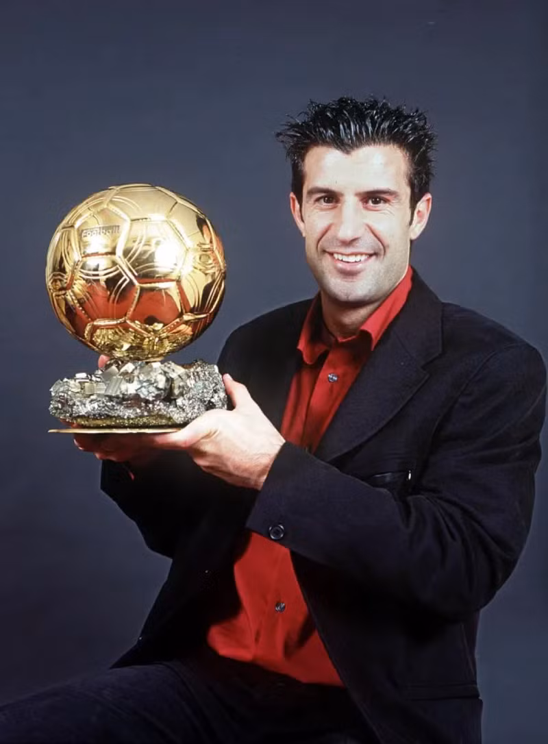 </strong> <strong> Luis Figo (Bồ Đào Nha): </strong>Từng giành Quả bóng Vàng năm 2000, đang sở hữu khối tài sản 41 triệu bảng Anh. Chủ nhân Quả bóng Vàng: Người giàu 'nứt đố đổ vách', người nợ nần chồng chất