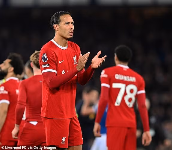 Liverpool ‘hụt hơi’, trao ngôi vô địch cho Arsenal, Man City 