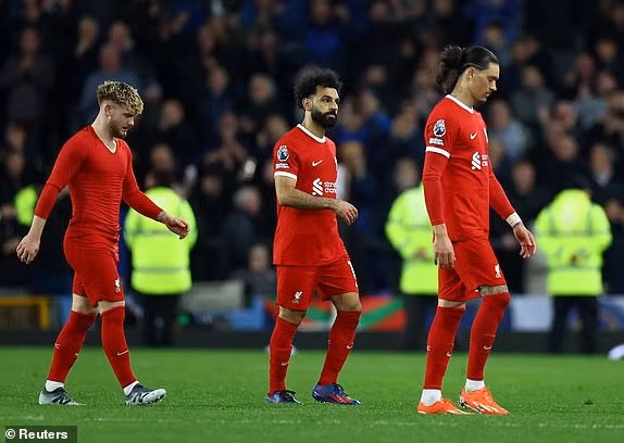 Liverpool ‘hụt hơi’, trao ngôi vô địch cho Arsenal, Man City 