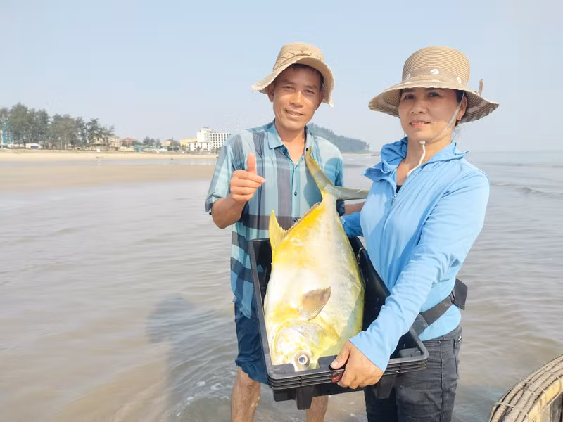 Ngư dân Hà Tĩnh trúng đậm mẻ cá vàng dương, thu lợi hơn 300 triệu đồng