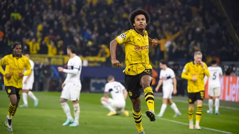 </strong> <strong> Borussia Dortmund: </strong>Đi tiếp với ngôi đầu bảng F khi lượt cuối hòa PSG 1-1, sở hữu 11 điểm.<br/> <strong> Danh sách 16 đội vào vòng knock-out Champions League