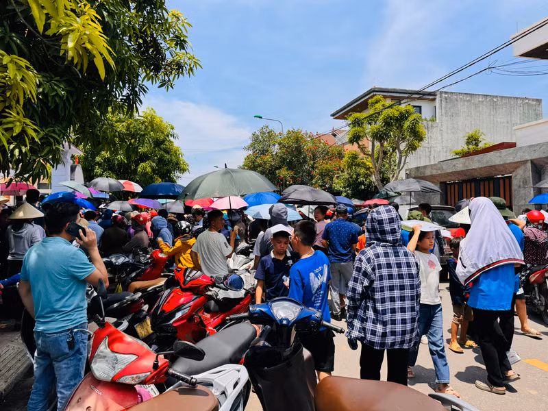 Phụ huynh 'đội nắng' tiếp sức con thi vào Trường THCS 'hót' nhất Hà Tĩnh