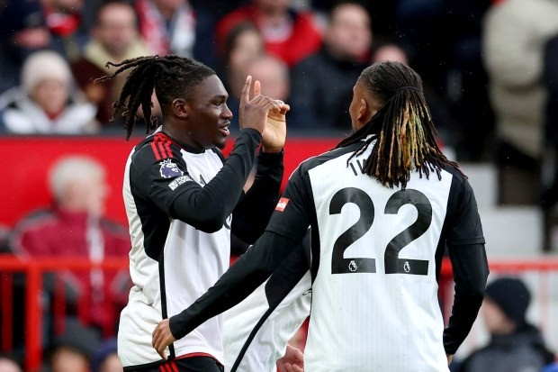 Chùm ảnh: Maguire ghi bàn, Man Utd vẫn thua sốc Fulham 