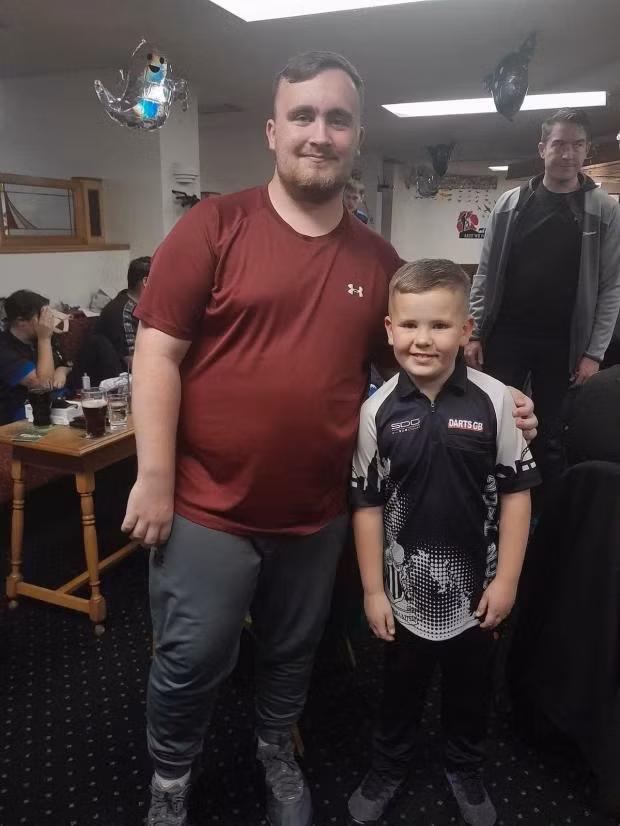 Cậu bé 8 tuổi vô địch giải phi tiêu dành cho người lớn