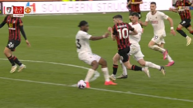 Chùm ảnh: Man Utd bị mỉa mai may mắn nhất Ngoại hạng Anh 