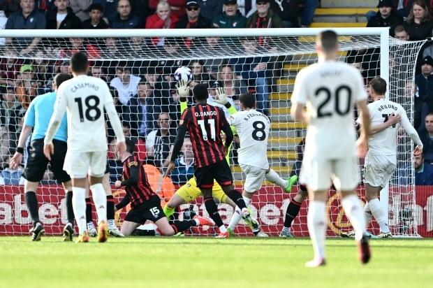 Chùm ảnh: Man Utd bị mỉa mai may mắn nhất Ngoại hạng Anh 