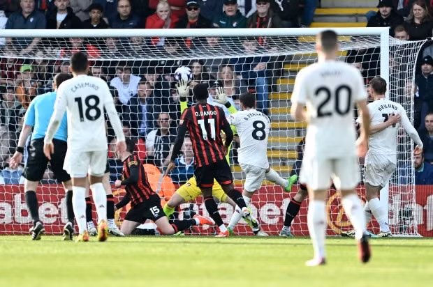 Chùm ảnh: Man Utd bị mỉa mai may mắn nhất Ngoại hạng Anh 