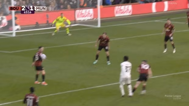 Đây là quả 11m gây tranh cãi và có lợi cho Man Utd. Khi đó, tiền vệ Kobbie Mainoo sút bóng đập vào Ryan Christie rồi bật sang chạm tay Adam Smith. Chùm ảnh: Man Utd bị mỉa mai may mắn nhất Ngoại hạng Anh