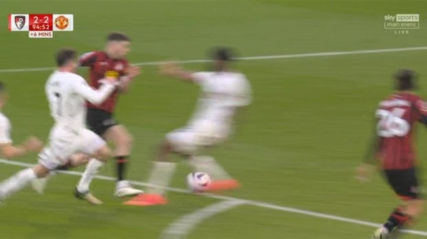 Chùm ảnh: Man Utd bị mỉa mai may mắn nhất Ngoại hạng Anh 