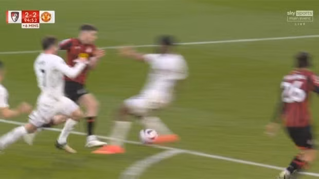 Chùm ảnh: Man Utd bị mỉa mai may mắn nhất Ngoại hạng Anh 