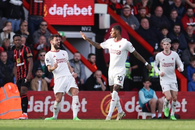 Chùm ảnh: Man Utd bị mỉa mai may mắn nhất Ngoại hạng Anh 