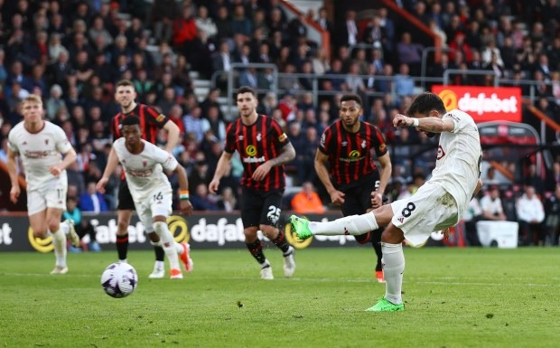 Chùm ảnh: Man Utd bị mỉa mai may mắn nhất Ngoại hạng Anh 