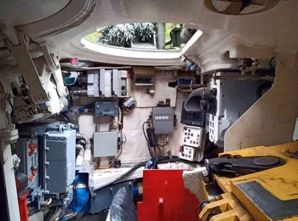 Ngưng tụ hình thành trên các thành phần điện tử trong tăng M1 Abrams<br/> Ngưng tụ xảy ra khi độ ẩm trong không khí tiếp xúc với bề mặt lạnh hơn điểm sương của không khí xung quanh.<br/> Trong trường hợp của M1 Abrams, bên trong xe tăng có thể trải qua những biến động nhiệt độ đáng kể do điều kiện thời tiết bên ngoài và nhiệt do động cơ và hệ thống của xe tăng tạo ra. Ảnh chứng minh tăng M1 Abrams gặp vấn đề lớn trên chiến trường