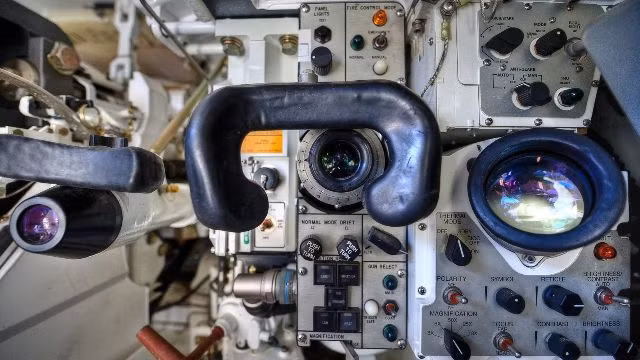 Do thay đổi nhiệt độ, ngưng tụ có thể hình thành trên các thành phần điện tử trong tăng M1 Abrams<br/> Khi các thiết bị điện tử của xe tăng tiếp xúc với những thay đổi nhiệt độ này, ngưng tụ có thể hình thành trên các thành phần điện tử. Độ ẩm này có thể dẫn đến đoản mạch, ăn mòn và các dạng hư hỏng khác có thể làm suy yếu chức năng của các thiết bị điện tử.<br/> Một trong những thành phần điện tử quan trọng nhất trong xe tăng M1 Abrams là Hệ thống kiểm soát hỏa lực (FCS).<br/> Nếu ngưng tụ hình thành trên FCS, nó có thể dẫn đến trục trặc hoặc không chính xác, ảnh hưởng nghiêm trọng đến hiệu quả chiến đấu của xe tăng. Ảnh chứng minh tăng M1 Abrams gặp vấn đề lớn trên chiến trường