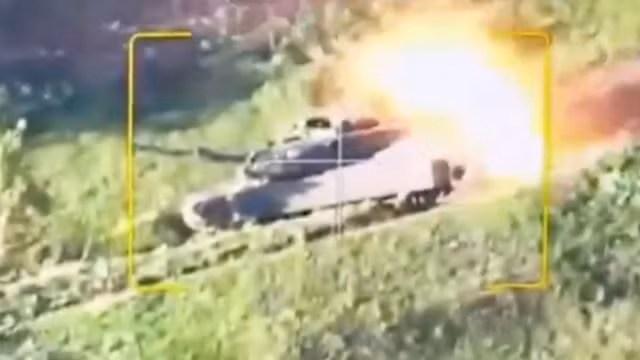 Một tăng M1 Abrams bị phá hủy trên chiến trường ở Ukraine<br/> Ngưng tụ trên các thiết bị điện tử này có thể dẫn đến lỗi dẫn đường, khiến xe tăng khó điều khiển hiệu quả và đạt được mục tiêu.<br/> Ngoài ra, hệ thống phân phối và quản lý điện năng của xe tăng rất cần thiết để đảm bảo rằng, tất cả các thành phần điện tử đều nhận được nguồn điện cần thiết để hoạt động. Ngưng tụ trên các hệ thống này có thể dẫn đến đoản mạch hoặc mất điện, có khả năng vô hiệu hóa nhiều hệ thống quan trọng cùng một lúc.<br/> Thiết kế của M1 Abrams bao gồm nhiều lớp bảo vệ khác nhau để giảm thiểu nguy cơ hơi ẩm xâm nhập. Tuy nhiên, các lớp bảo vệ này không phải lúc nào cũng an toàn, đặc biệt là trong môi trường khắc nghiệt và thay đổi, nơi xe tăng thường xuyên được triển khai.<br/> Các giao thức bảo trì và vận hành được áp dụng để giải quyết vấn đề ngưng tụ. Chúng bao gồm kiểm tra thường xuyên và sử dụng chất hút ẩm và máy hút ẩm để kiểm soát độ ẩm bên trong xe tăng. Bất chấp các biện pháp phòng ngừa này, nguy cơ ngưng tụ vẫn là mối quan tâm, đặc biệt là ở những vùng khí hậu khắc nghiệt.<br/> <strong> Vấn đề về giáp</strong><br/> Tăng M1 Abrams ở Ukraine đã chịu tổn thất đáng kể kể từ tháng 2/2024, gặp phải thách thức từ máy bay không người lái, tên lửa chống tăng và hỏa lực xe tăng T-72.<br/> Kíp lái phương tiện quân sự này lưu ý rằng, Abrams dường như không có đủ giáp cho các chiến trường đương đại. Ảnh chứng minh tăng M1 Abrams gặp vấn đề lớn trên chiến trường