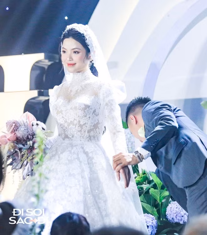 Quang Hải đón cô dâu Thanh Huyền bằng siêu xe 14 tỷ đồng