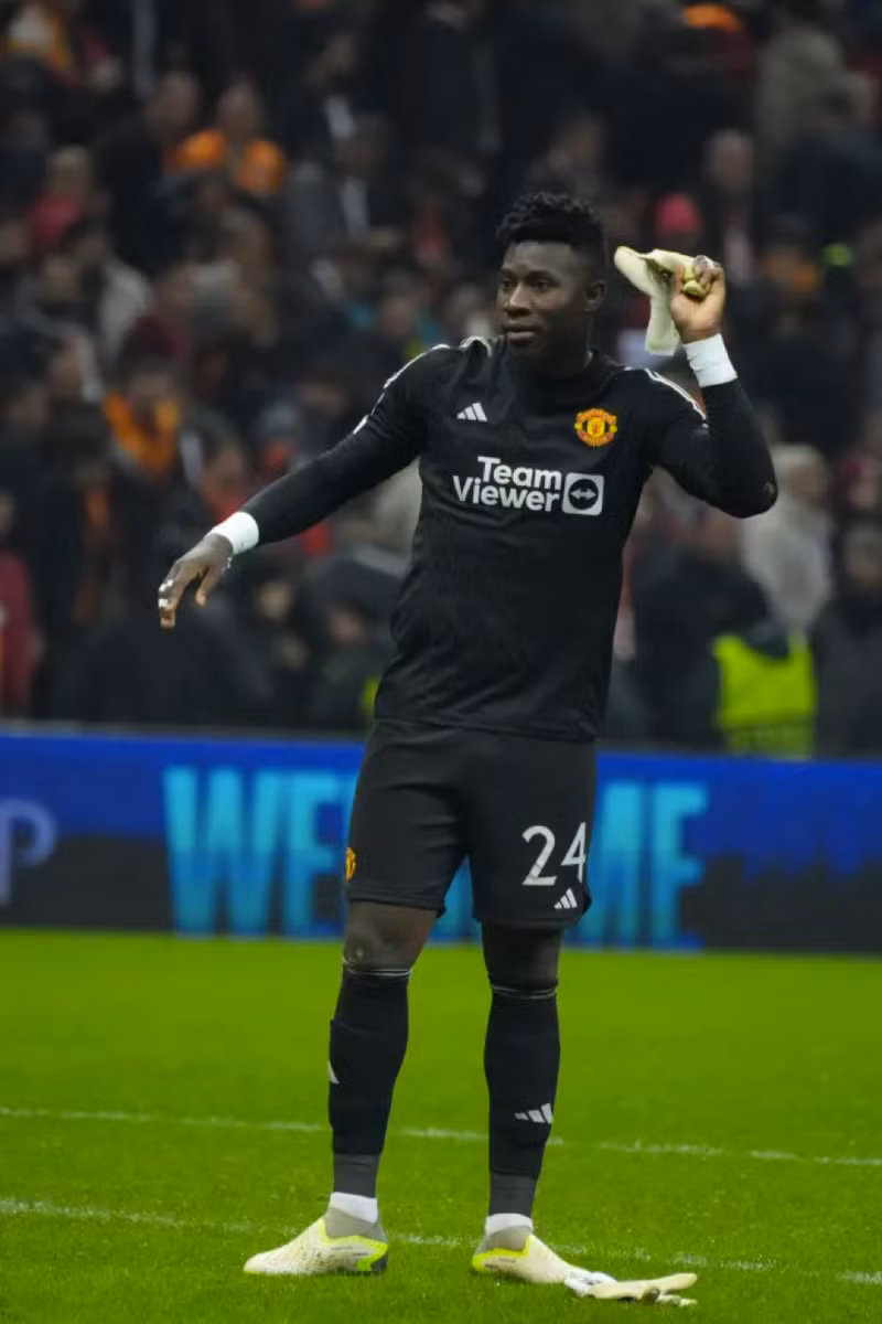 Sai lầm của thủ thành Andre Onana khiến Man Utd dù có thời điểm dẫn trước 2-0 và 3-1 nhưng cuối cùng phải chia điểm. Siêu máy tính dự đoán 'số phận' Man United và Man City tại Champions League