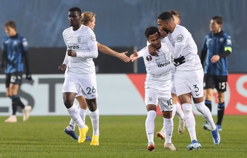 </strong> <strong> Atalanta vs Sporting CP 1-1:</strong> Chia điểm ở lượt trận thứ 5 giúp Atalanta và Sporting CP cùng dắt tay nhau đi tiếp ở bảng D, trong khi Rakow Czestochowa cùng Sturm Graz bị loại.<br/> <strong> Xác định 13 đội vào vòng knock-out Europa League