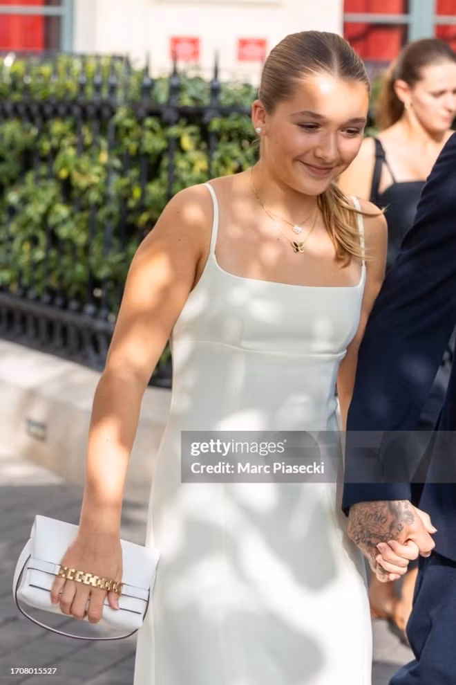 Cô út nhà Beckham lột xác thành thiếu nữ xinh đẹp