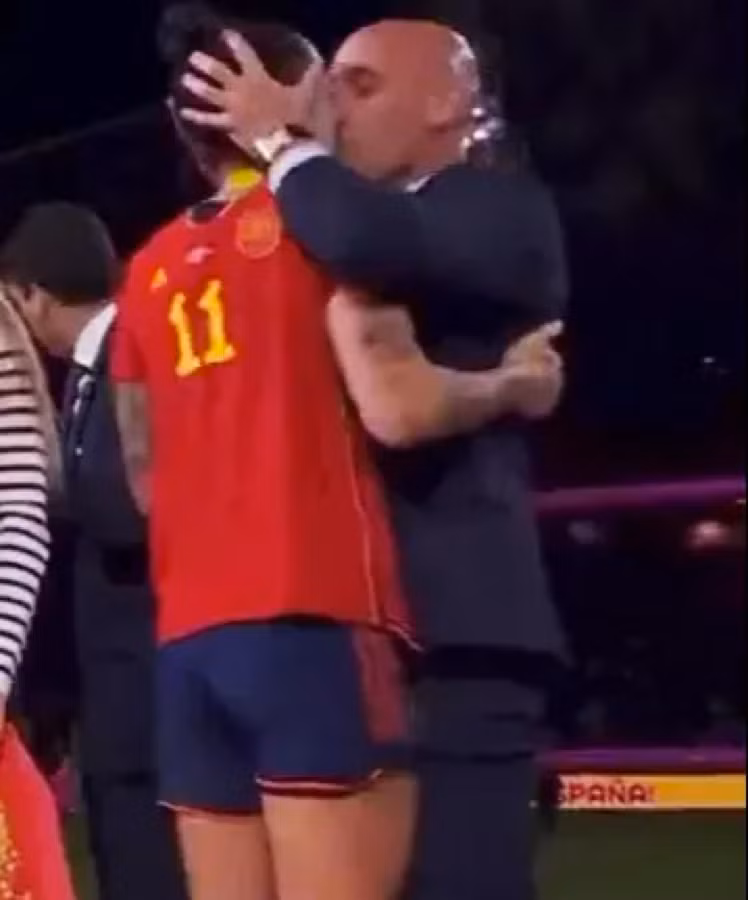 Chủ tịch LĐBĐ Tây Ban Nha bị kêu gọi từ chức sau ‘nụ hôn giận dữ’