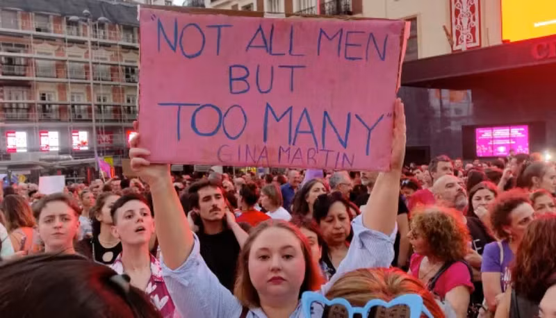 Chủ tịch LĐBĐ Tây Ban Nha bị kêu gọi từ chức sau ‘nụ hôn giận dữ’