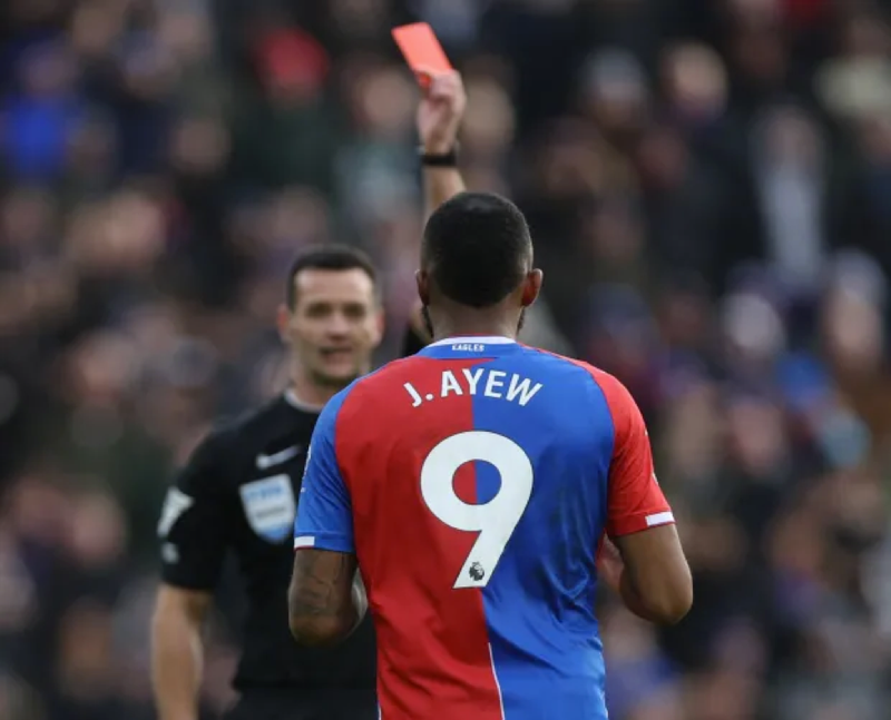Liverpool lên đỉnh bảng Ngoại hạng Anh sau trận thắng tranh cãi