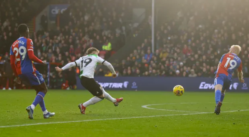 Liverpool lên đỉnh bảng Ngoại hạng Anh sau trận thắng tranh cãi