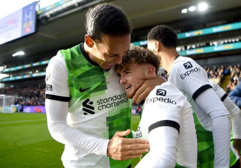 Liverpool lên đỉnh bảng Ngoại hạng Anh sau trận thắng tranh cãi